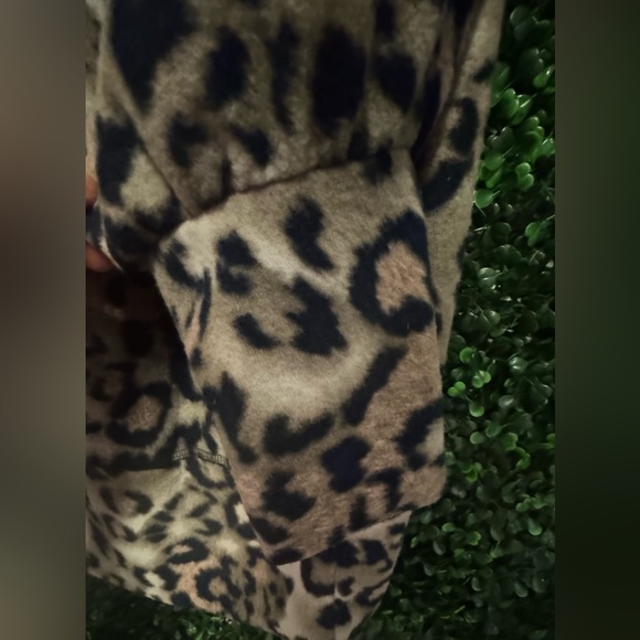 EASEL BOUTIQUE QUEEN OF THE JUNGLE OFF SHOULDER TOP - Picture 8 of 10